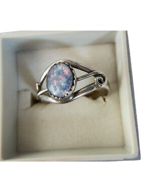 Ring Australian Opal  Red Blue Green  Size 91/2  3 gr 1.5 cm x 1 cm Opal 15 mm x